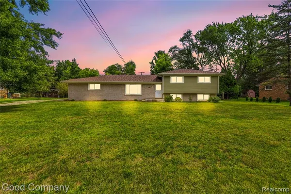 $395,000 | 3870 Fernleigh Drive, Troy, MI 48083