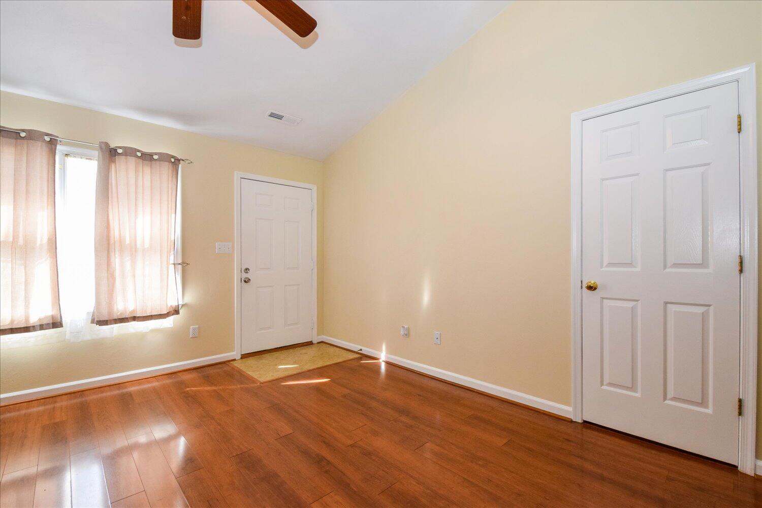 342 Raleigh Avenue Vinton, VA 24179 - Photo 2 of 18 Living Room
