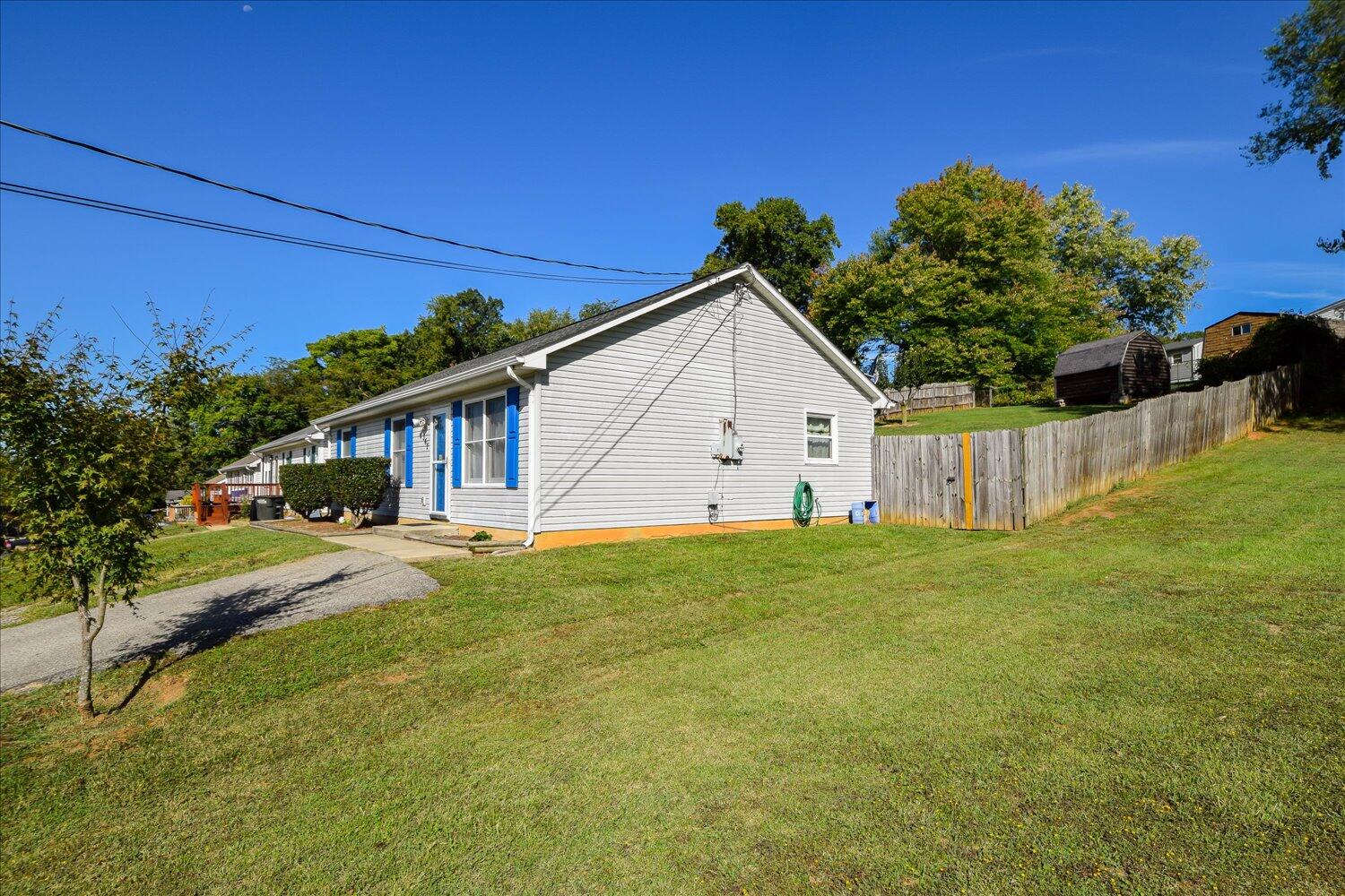 342 Raleigh Avenue Vinton, VA 24179 - Photo 15 of 18 Fenced in yard