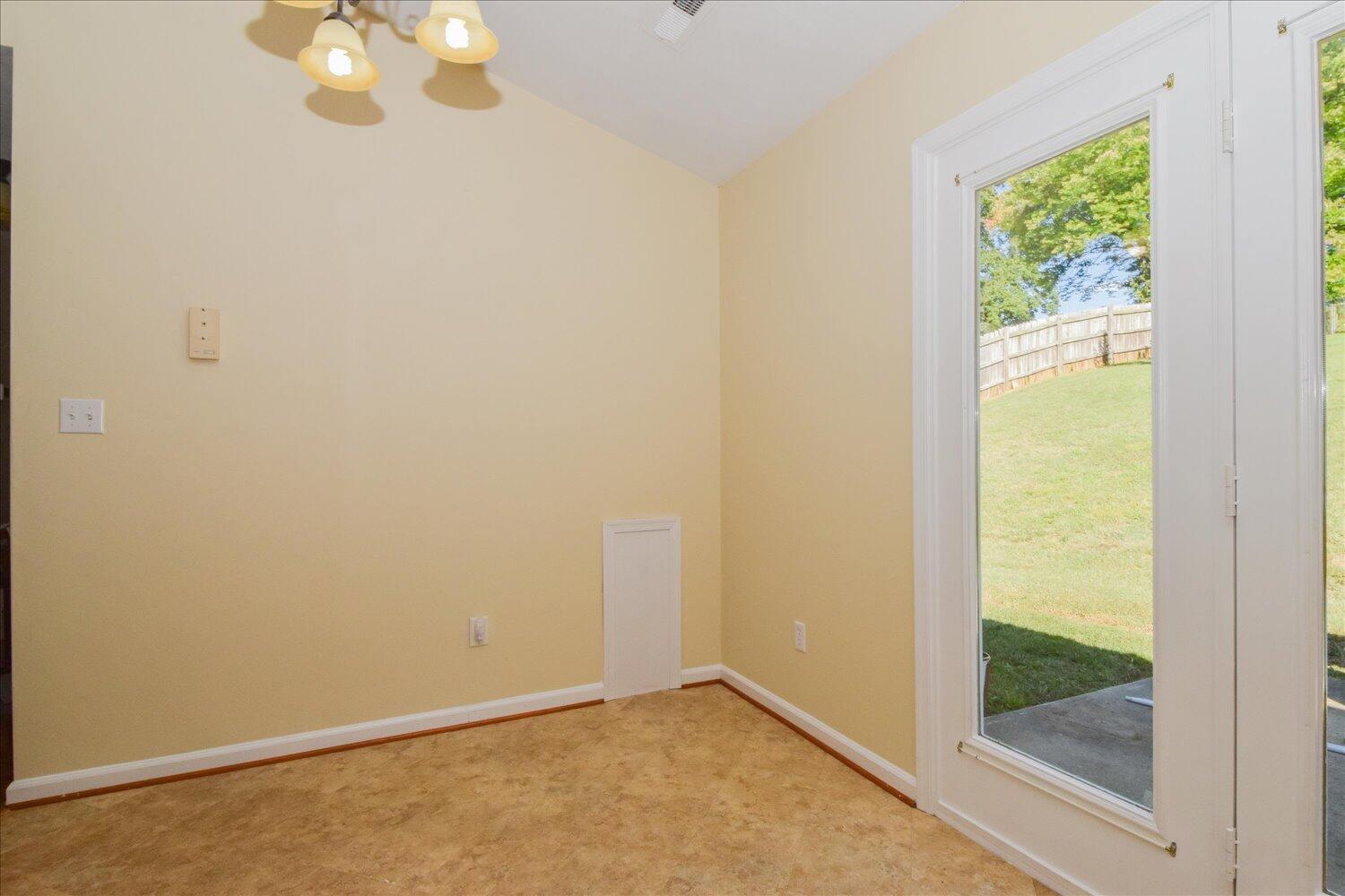 342 Raleigh Avenue Vinton, VA 24179 - Photo 5 of 18 Dining Area
