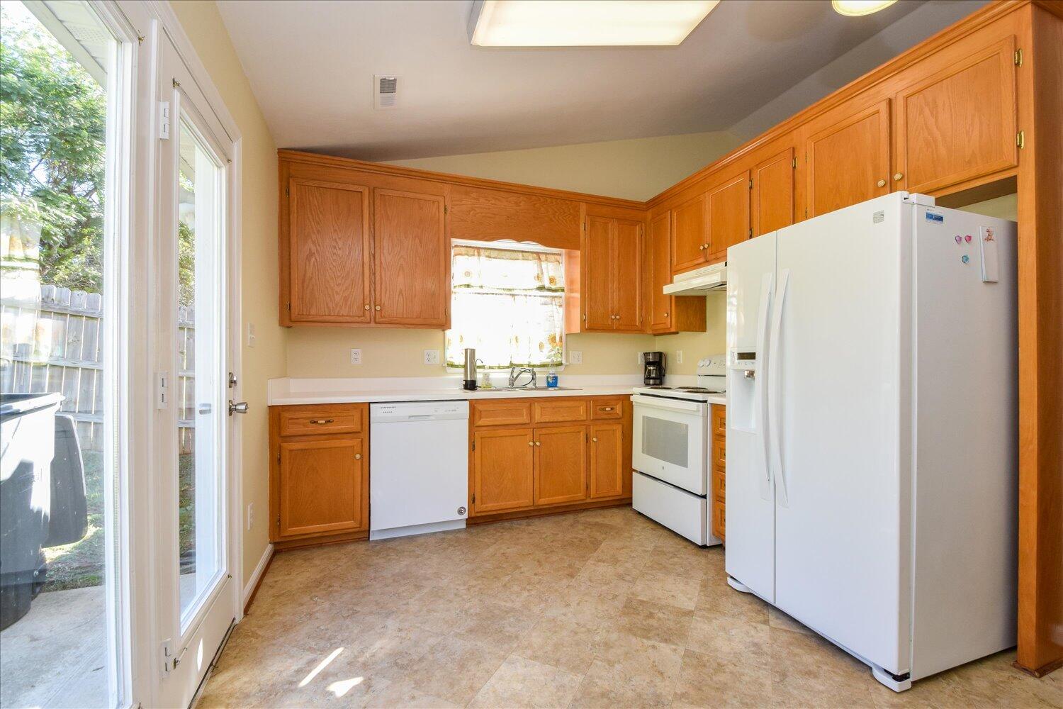 342 Raleigh Avenue Vinton, VA 24179 - Photo 6 of 18 Bright Kitchen