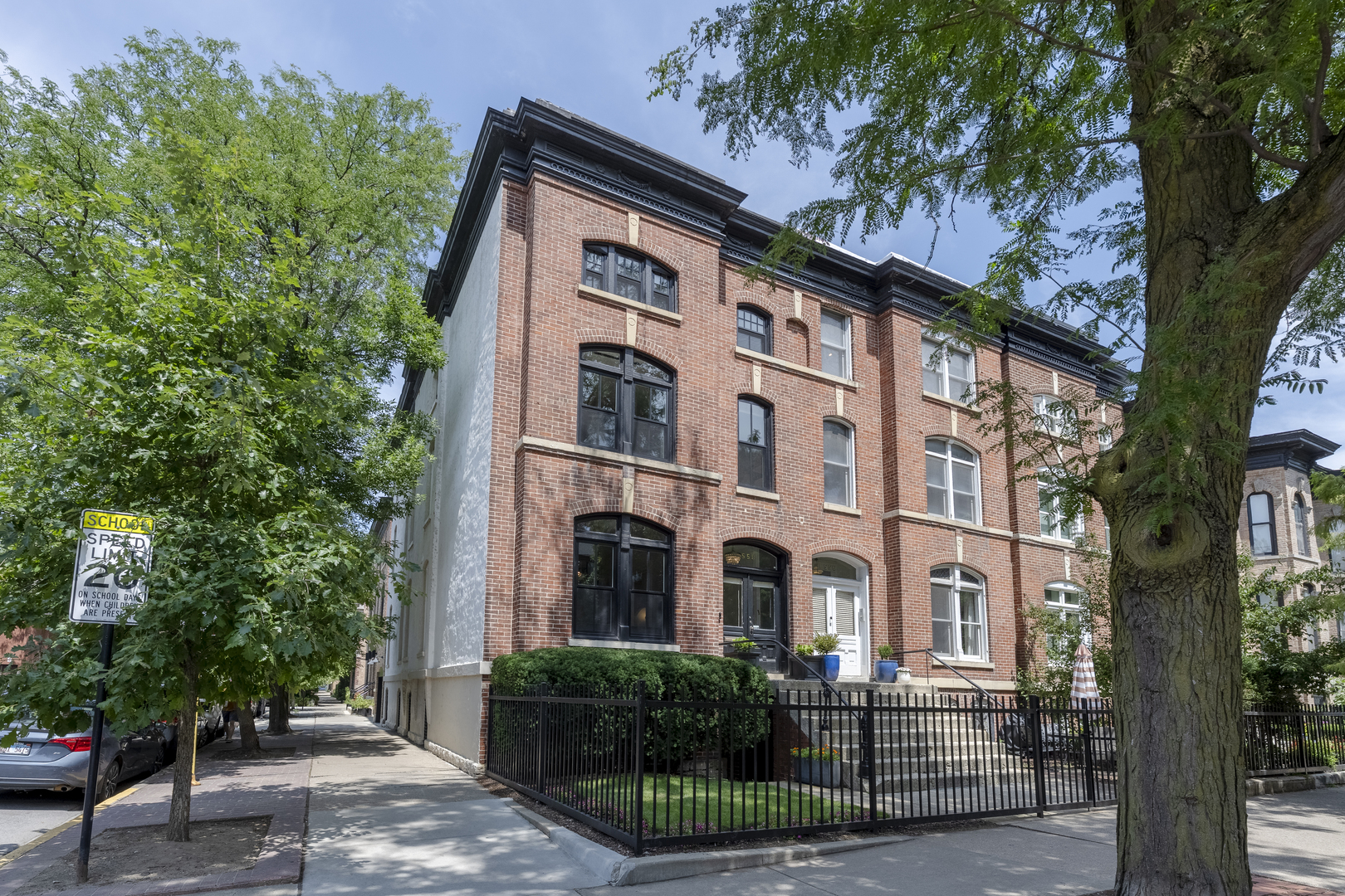 558 West Belden Avenue Chicago, IL 60614 - Photo 1 of 62 a front view of a building with street view