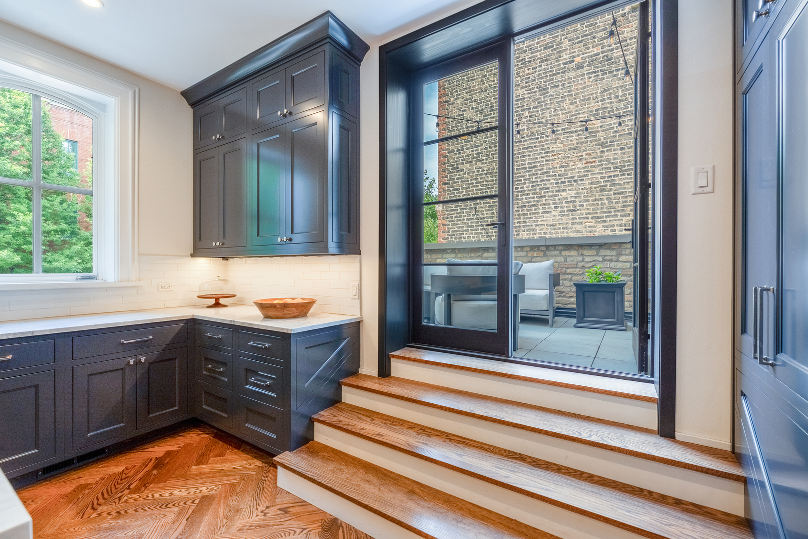558 West Belden Avenue Chicago, IL 60614 - Photo 31 of 62 a spacious bathroom with a tub and sink
