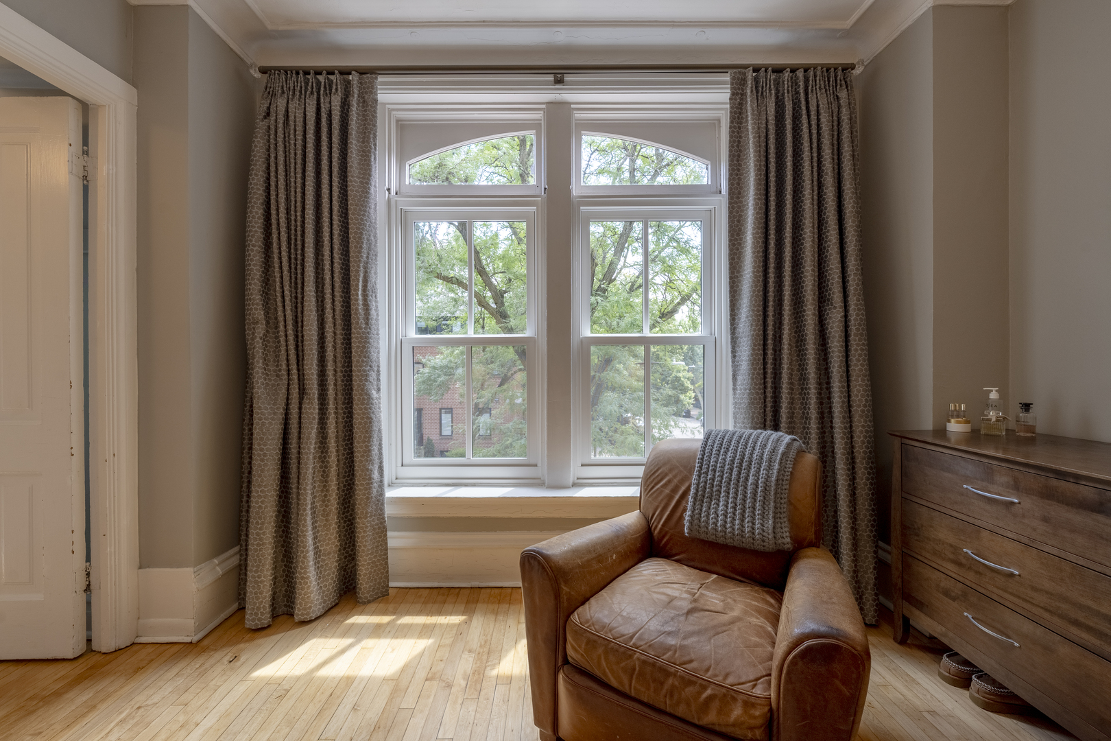 558 West Belden Avenue Chicago, IL 60614 - Photo 37 of 62 a living room with furniture and a window