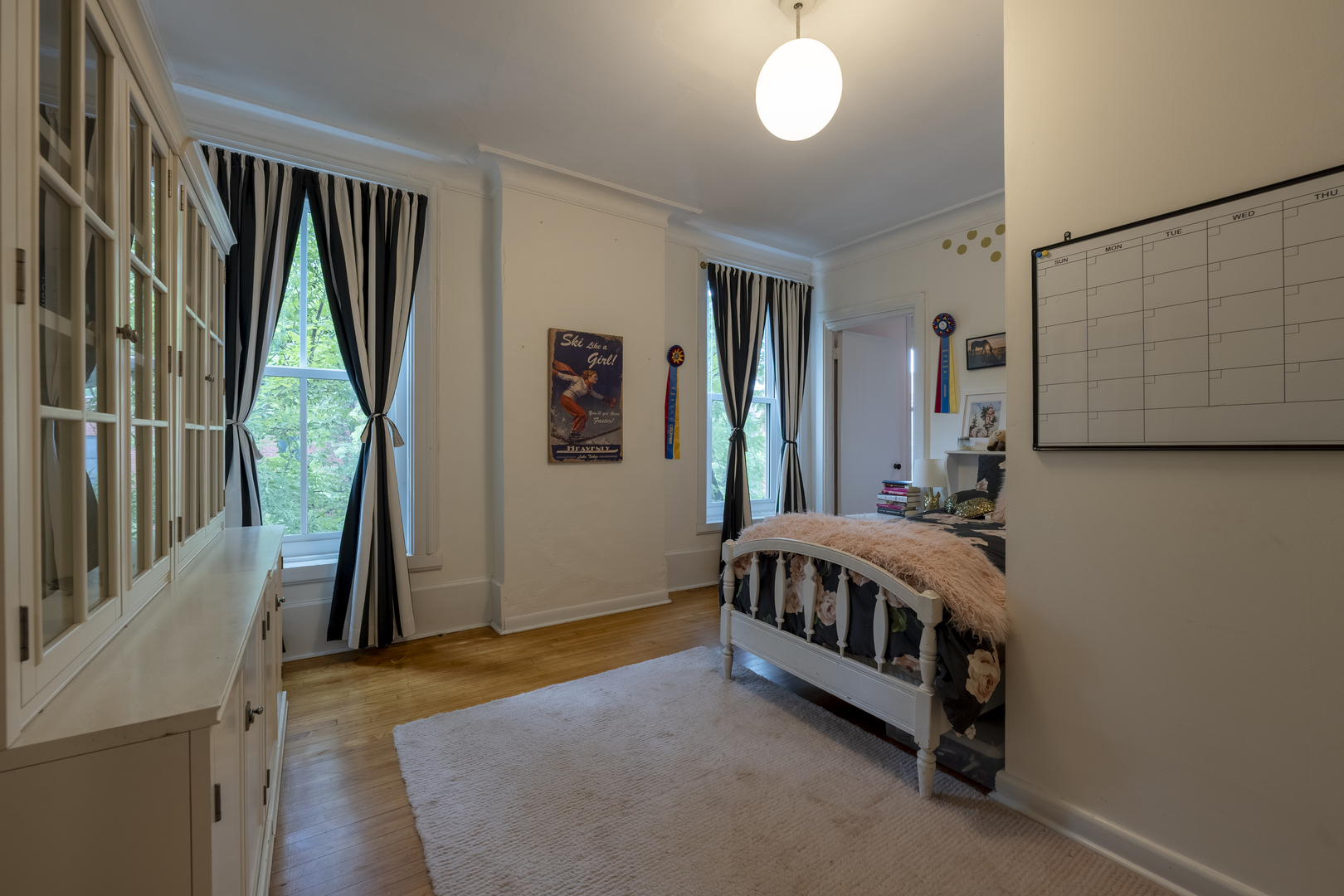 558 West Belden Avenue Chicago, IL 60614 - Photo 39 of 62 a living room with furniture and a window