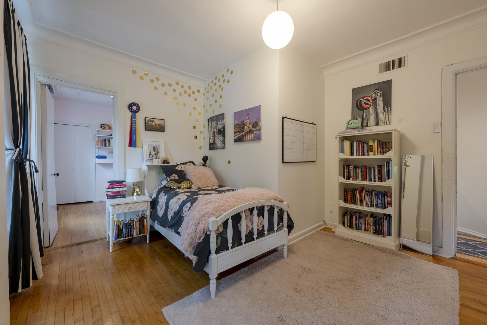 558 West Belden Avenue Chicago, IL 60614 - Photo 40 of 62 a living room with a bed and a book shelf