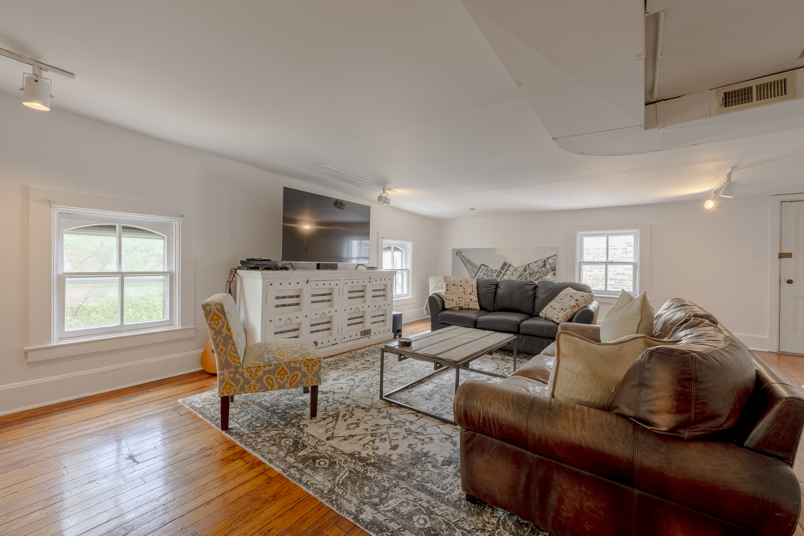 558 West Belden Avenue Chicago, IL 60614 - Photo 49 of 62 a living room with furniture and a window