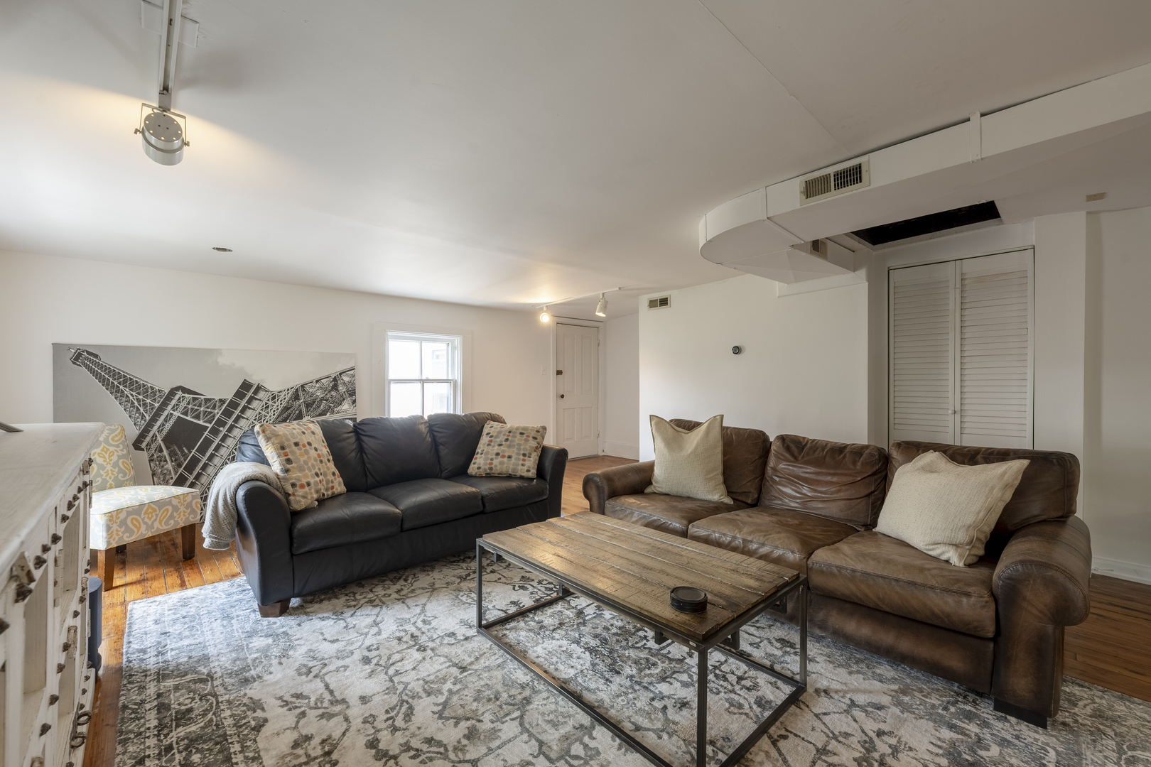 558 West Belden Avenue Chicago, IL 60614 - Photo 50 of 62 a living room with furniture and a rug