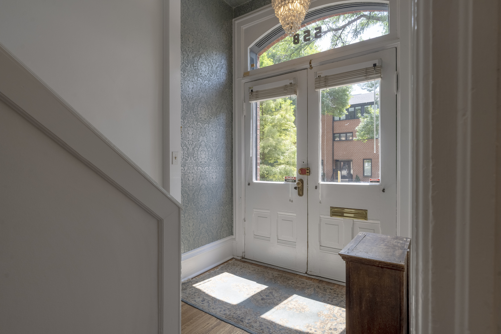 558 West Belden Avenue Chicago, IL 60614 - Photo 5 of 62 a view of an entryway