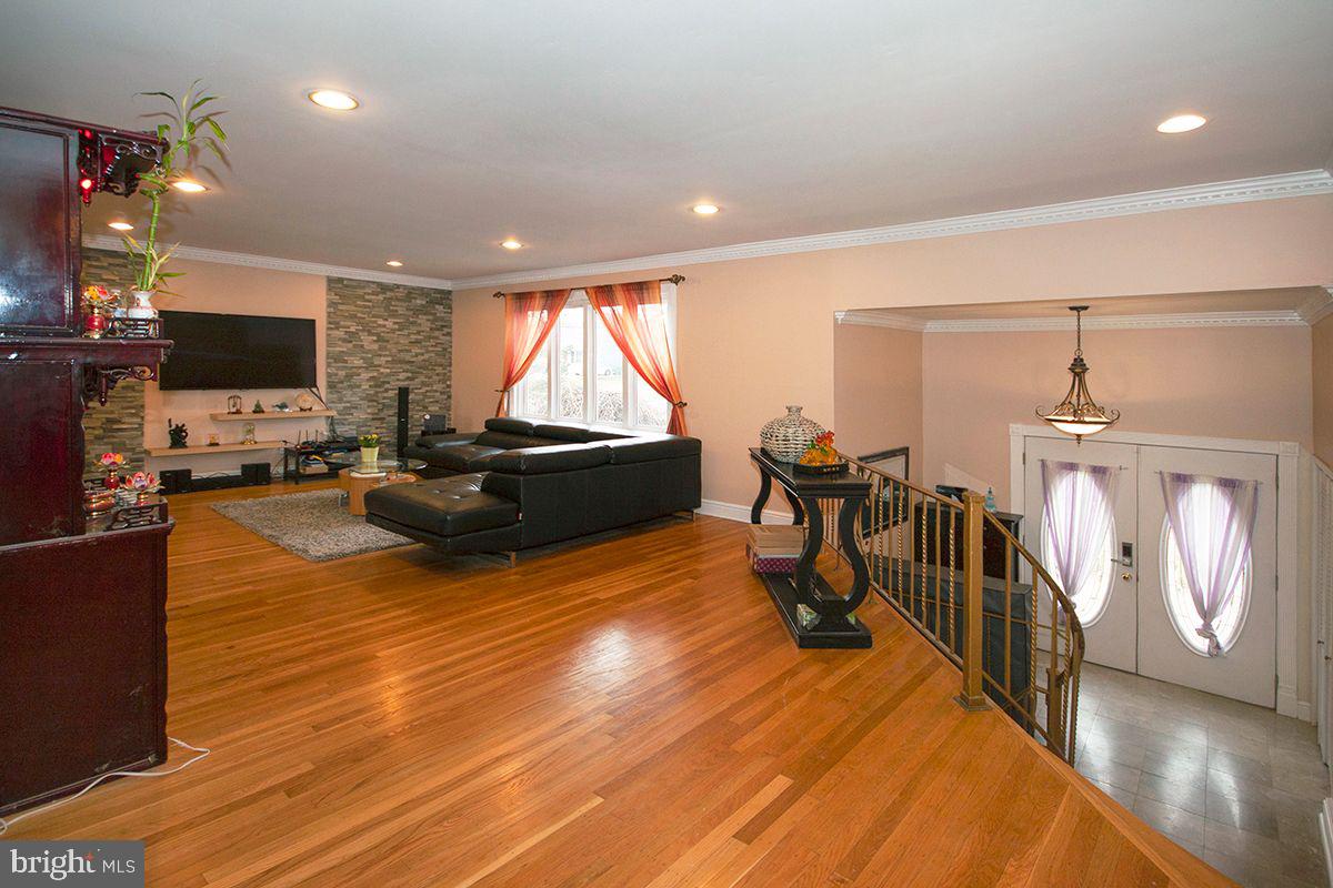 14 Clemson Road Cherry Hill, NJ 08034 - Photo 7 of 35 Living Room/Foyer