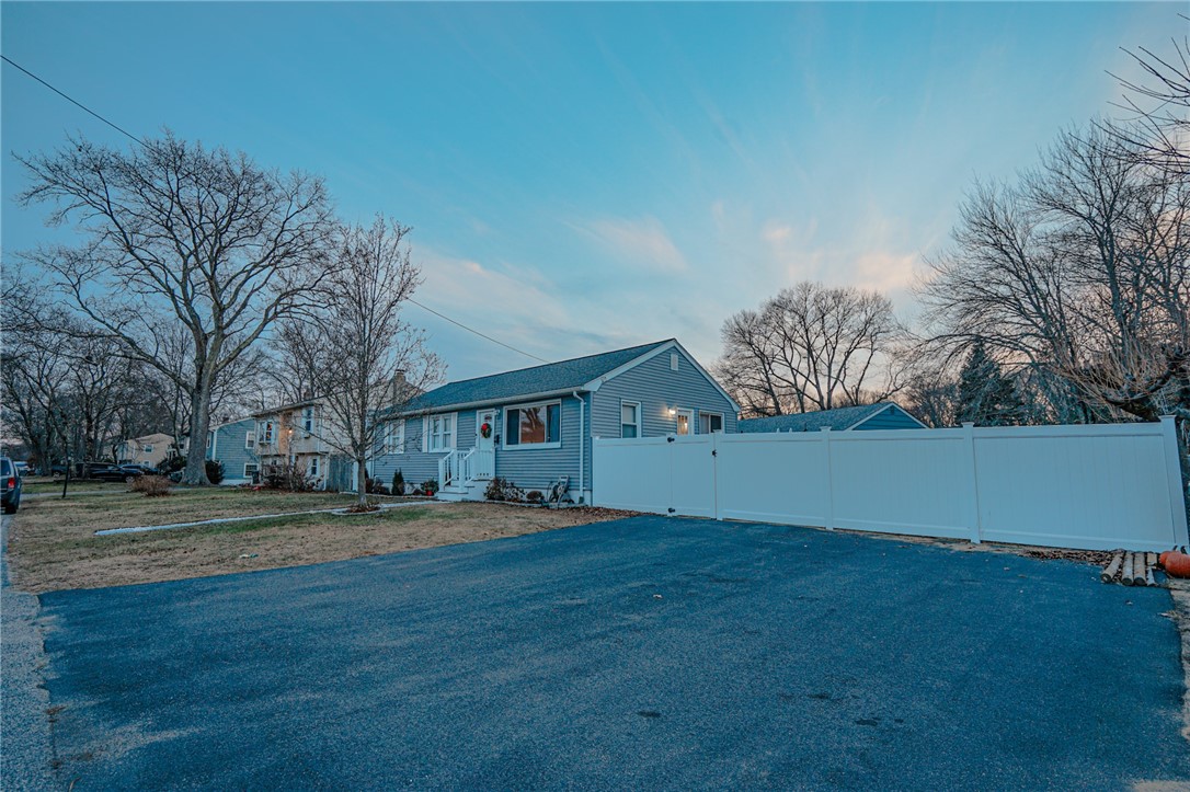 27 Winifred Avenue Warwick, RI 02889 - Photo 5 of 31