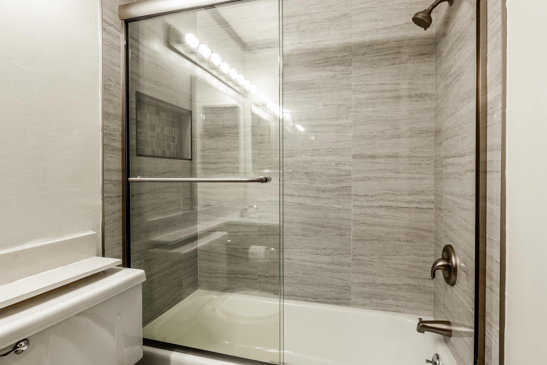 94 John Muir Road, Unit 132 Mammoth Lakes, CA 93546 - Photo 27 of 58 a bathroom with a bathtub and a toilet
