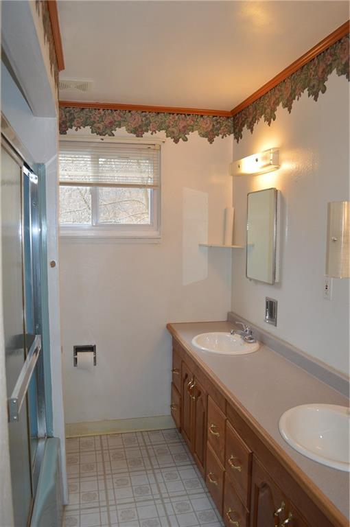 9080 Highland Road Pittsburgh, PA 15237 - Photo 8 of 25 First floor full bath