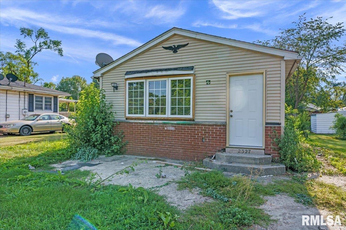 2327 South 15th Street Springfield, IL 62703 - Photo 1 of 21