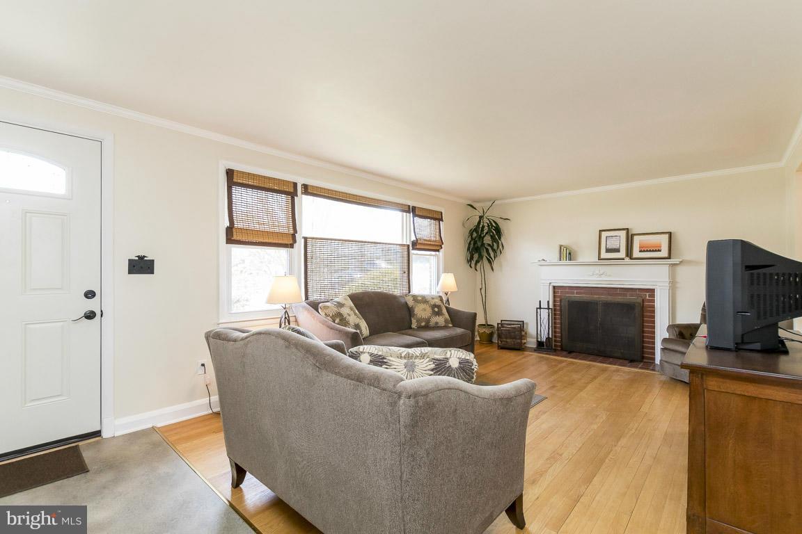 14 Croftley Road Lutherville-Timonium, MD 21093 - Photo 3 of 30 Living Room