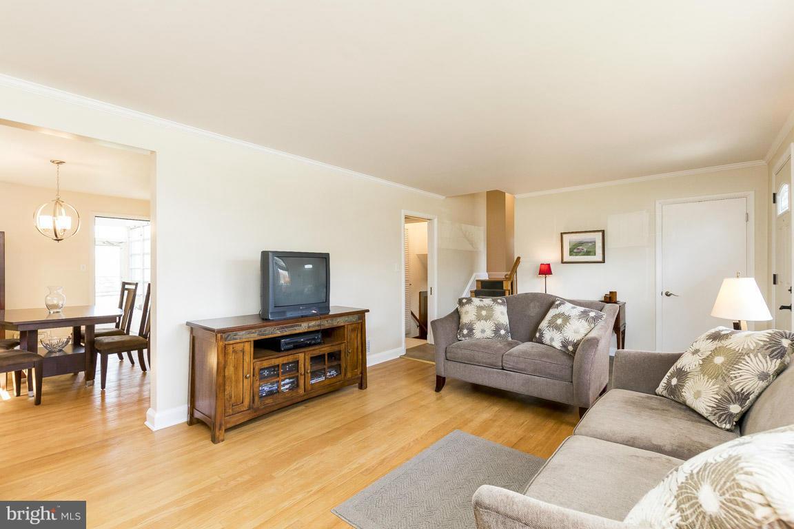 14 Croftley Road Lutherville-Timonium, MD 21093 - Photo 5 of 30 Living Room