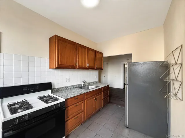 $2,250 | 69-13 Central Avenue, Unit 2L | Glendale