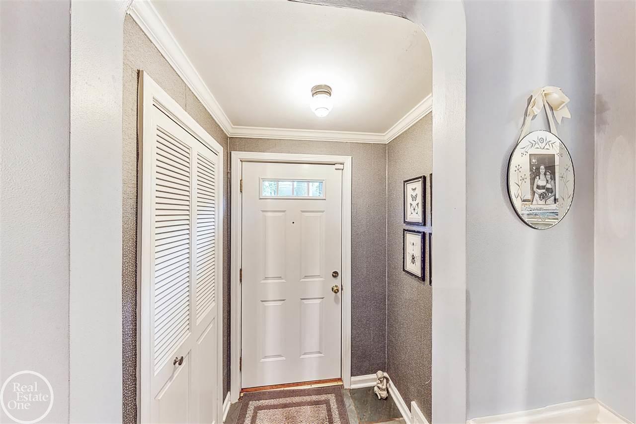 1887 Broadstone Road Grosse Pointe, MI 48236 - Photo 3 of 41 50056413-2.JPG