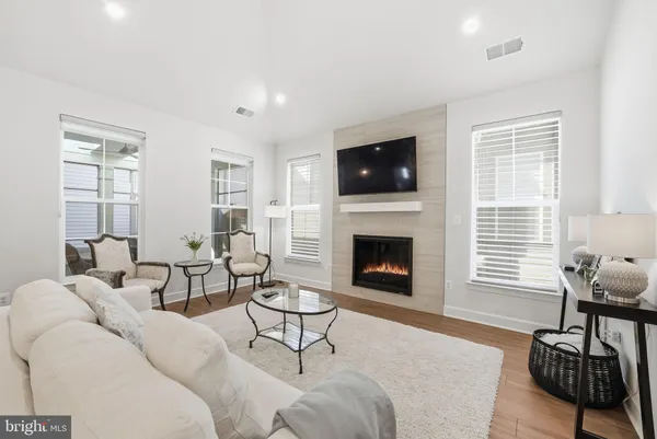 $1,050,000 | 43059 Greeley Square, Ashburn, VA 20148