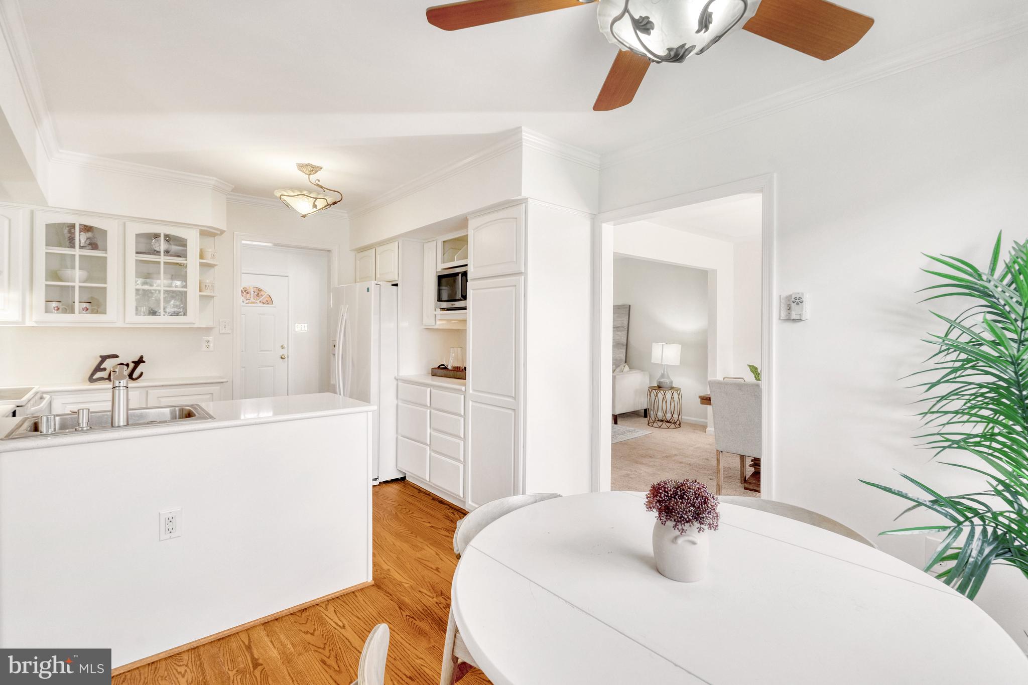4311 Cub Run Road Chantilly, VA 20151 - Photo 13 of 56 Beautifully updated eat in kitichen