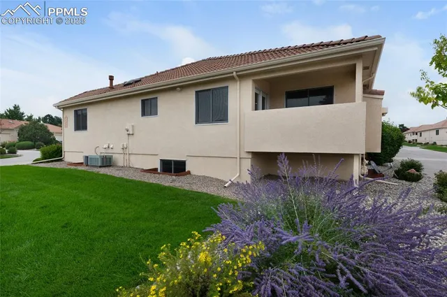 a view of a house with backyard