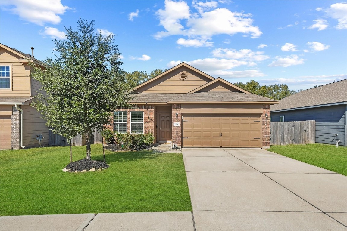 5303 Rivers Edge Drive Richmond, TX 77469 - Photo 2 of 26 a front view of a house with a garden