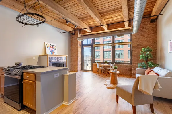 $279,000 | 625 West Jackson Boulevard, Unit 402, Chicago, IL 60661