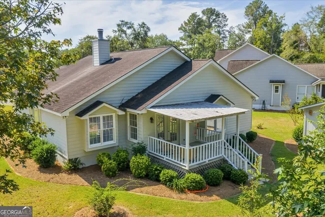 a view of a house with a backyard