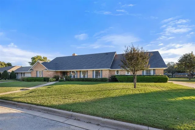 $825,000 | 7117 Serrano Drive, Benbrook, TX 76126