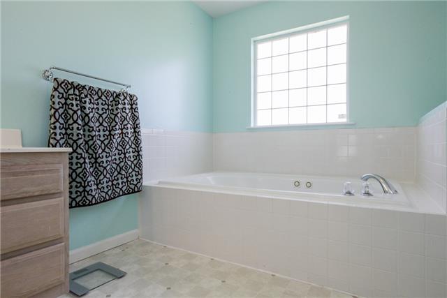 2974 Sweethome Road Chapmansboro, TN 37035 - Photo 5 of 18 Large tub