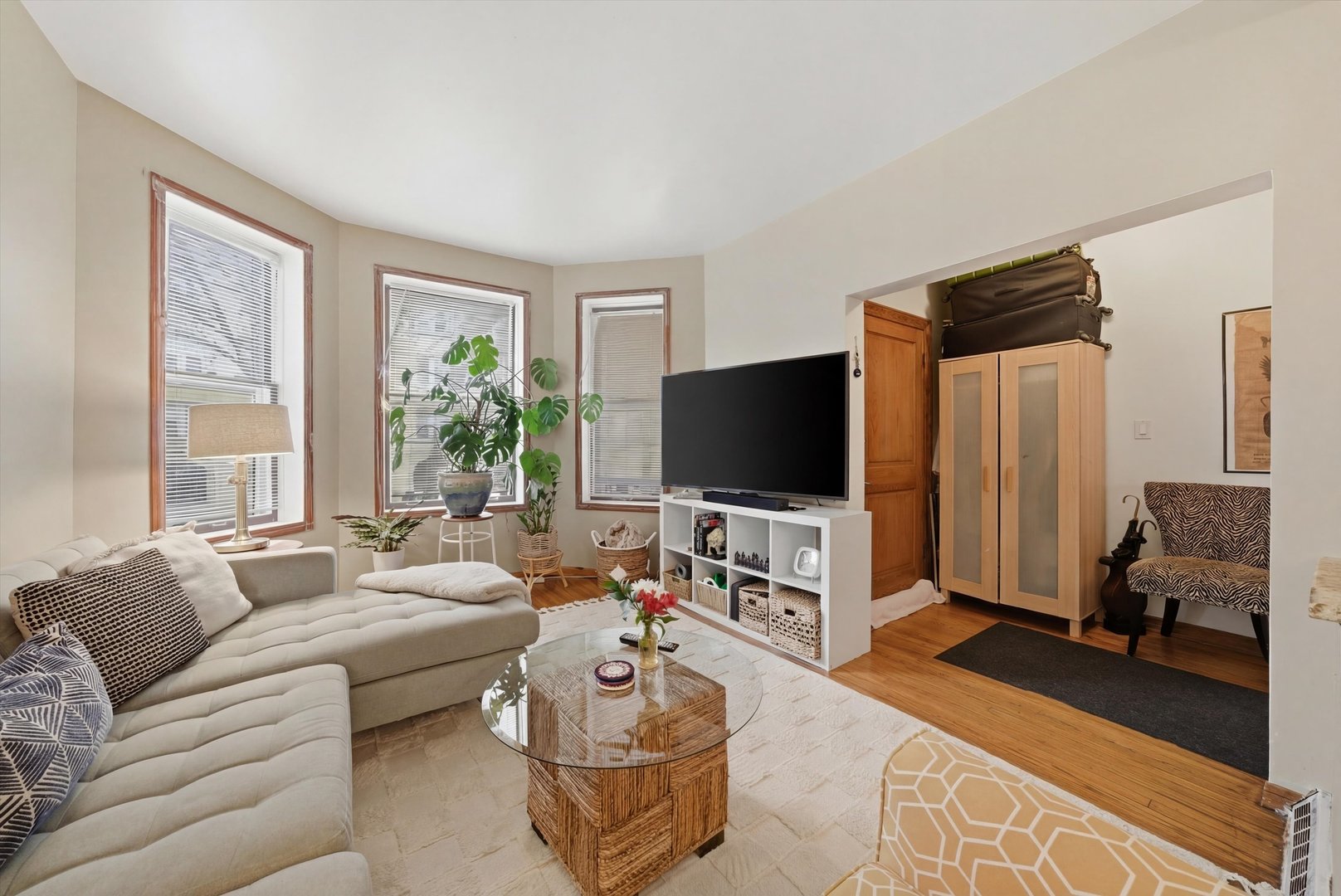 3975 West Barry Avenue Chicago, IL 60618 - Photo 7 of 52