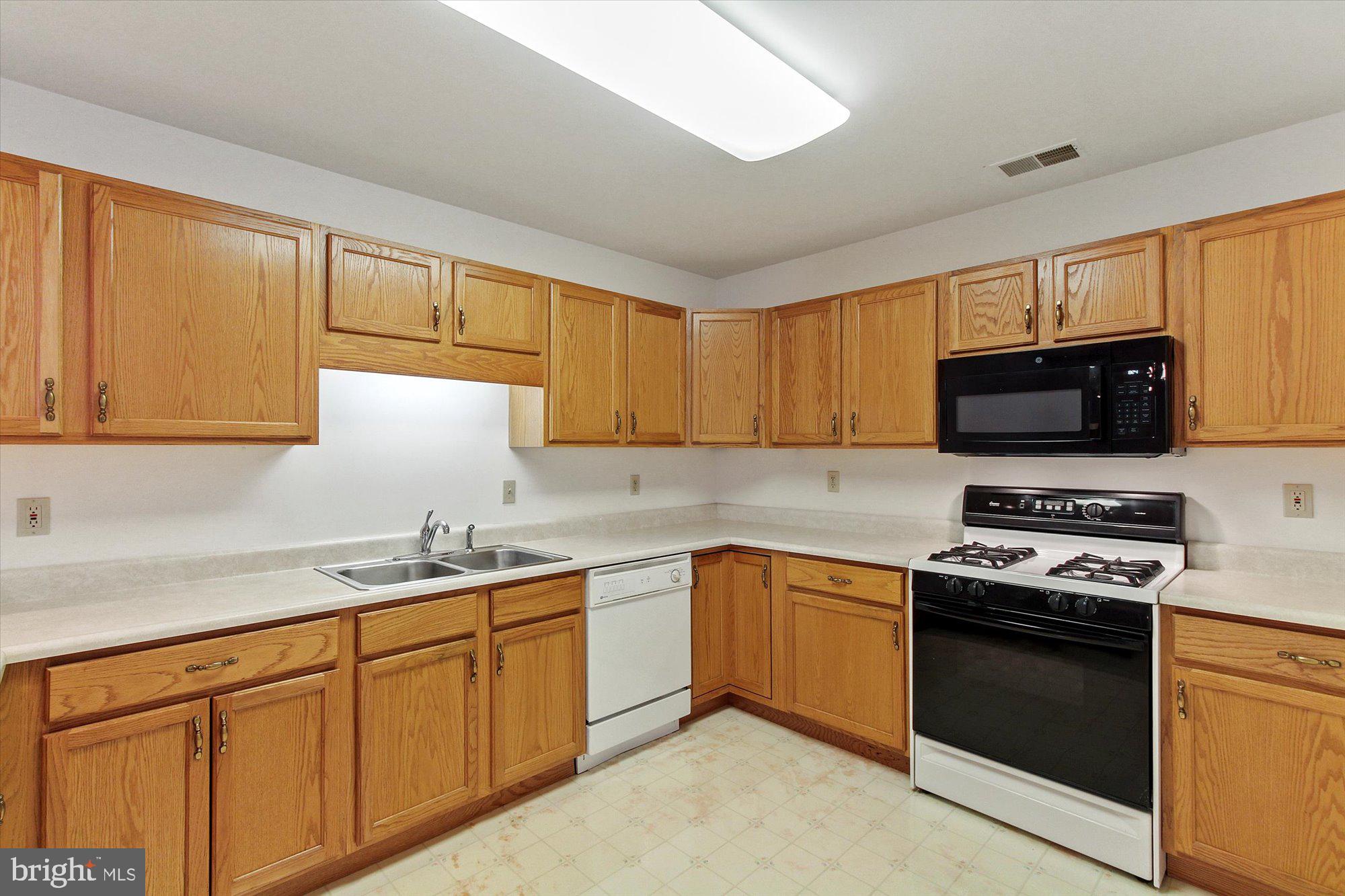 3039 Lakefield Road, Unit 3039 York, PA 17402 - Photo 12 of 30 Gallery Image 12