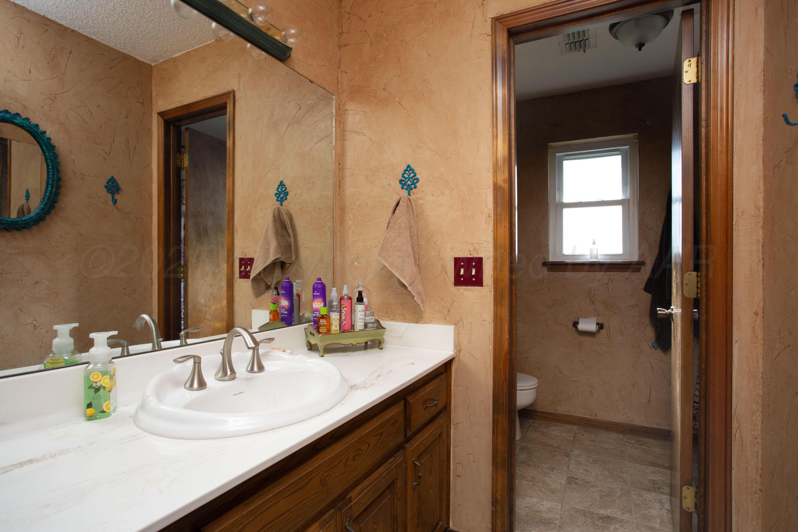 238 Quail Ridge Road Amarillo, TX 79118 - Photo 22 of 45 Hall Bath