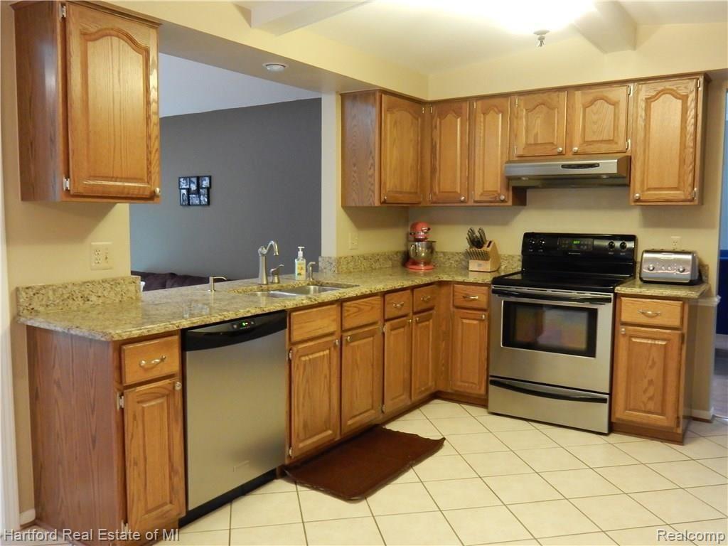 36768 Chesapeake Road Farmington Hills, MI 48335 - Photo 5 of 49