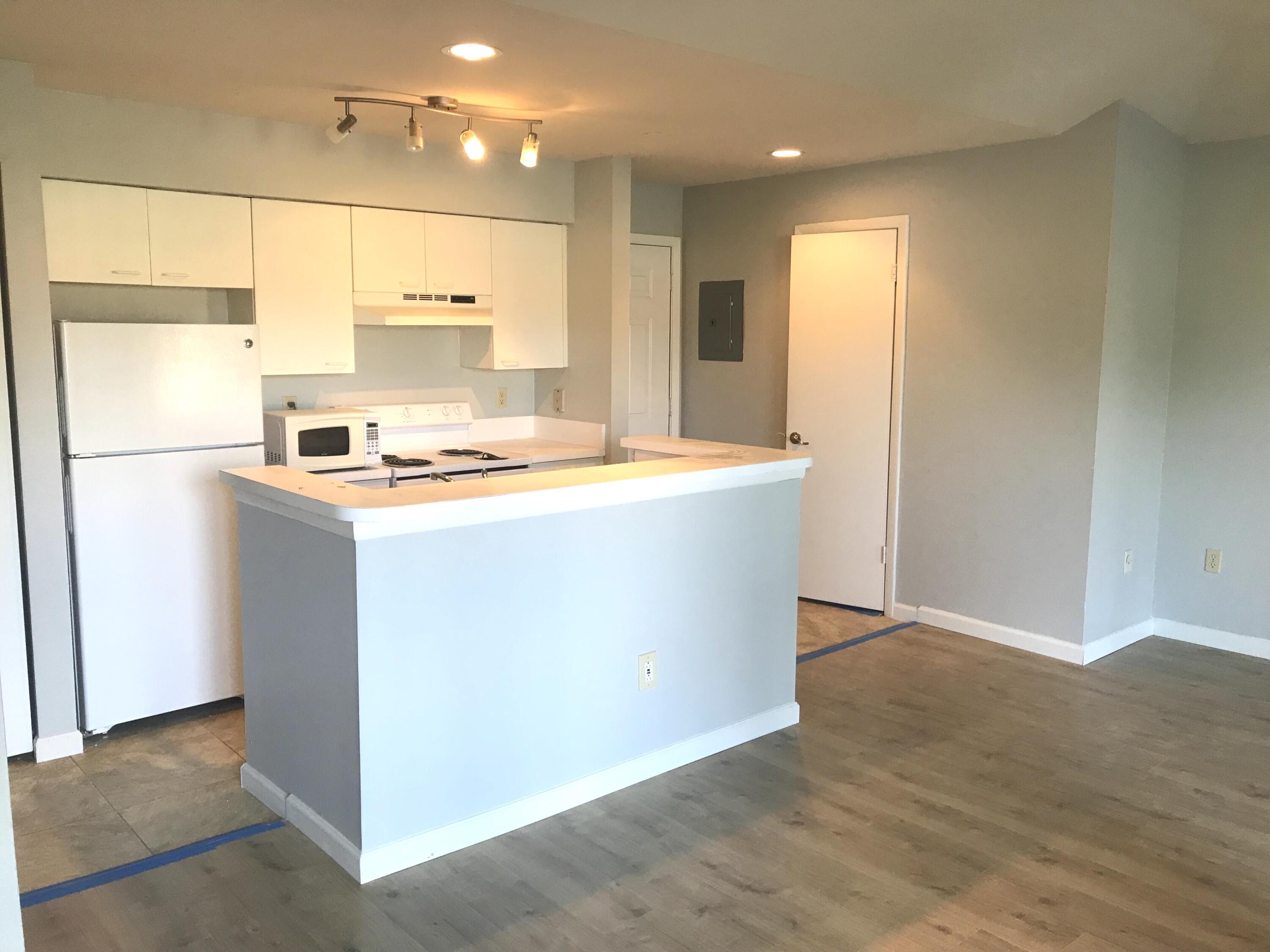 4879 Via Palm Lakes, Unit 619 West Palm Beach, FL 33417 - Photo 3 of 19 Open kitchen