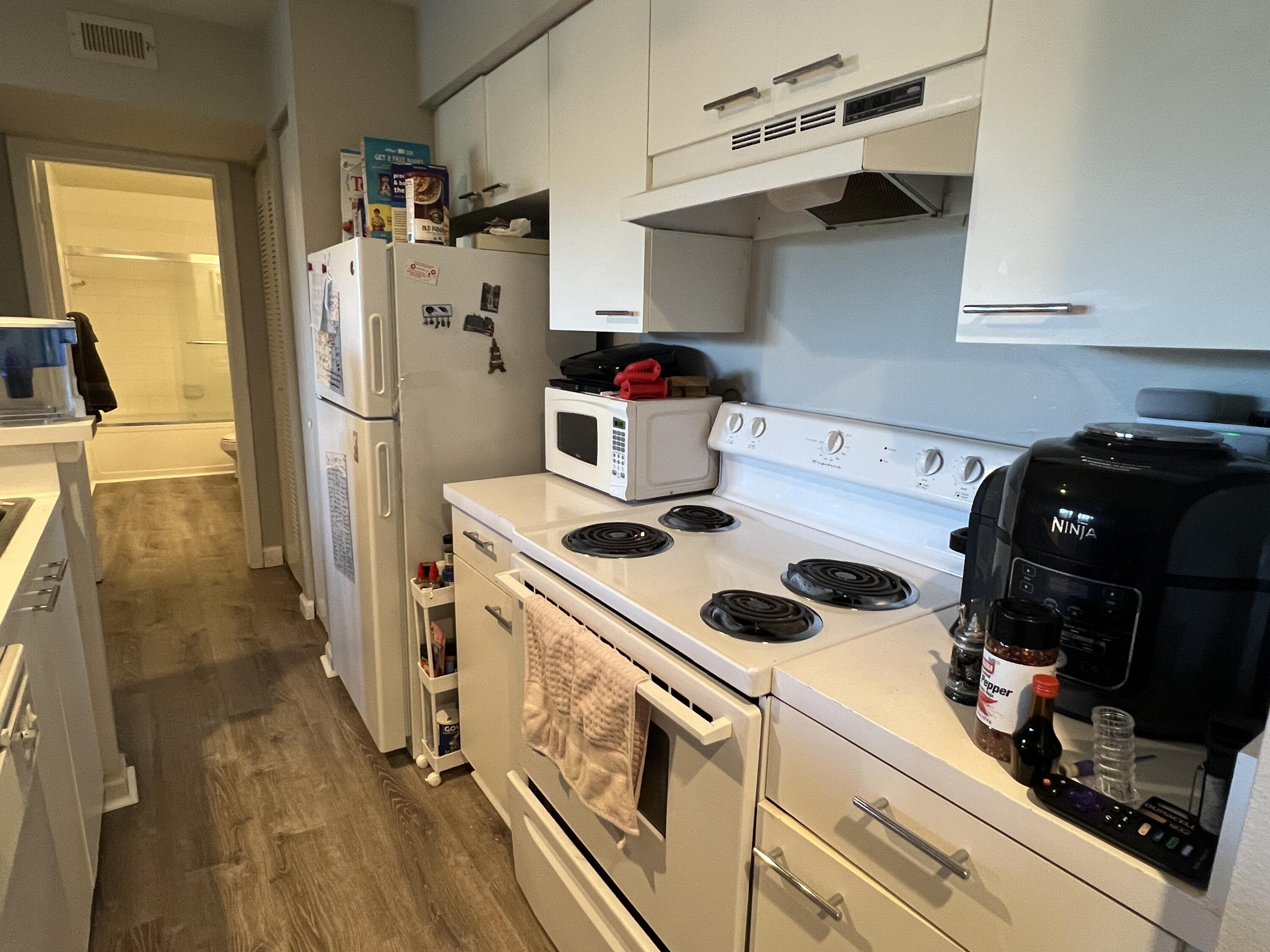 4879 Via Palm Lakes, Unit 619 West Palm Beach, FL 33417 - Photo 5 of 19 Kitchen