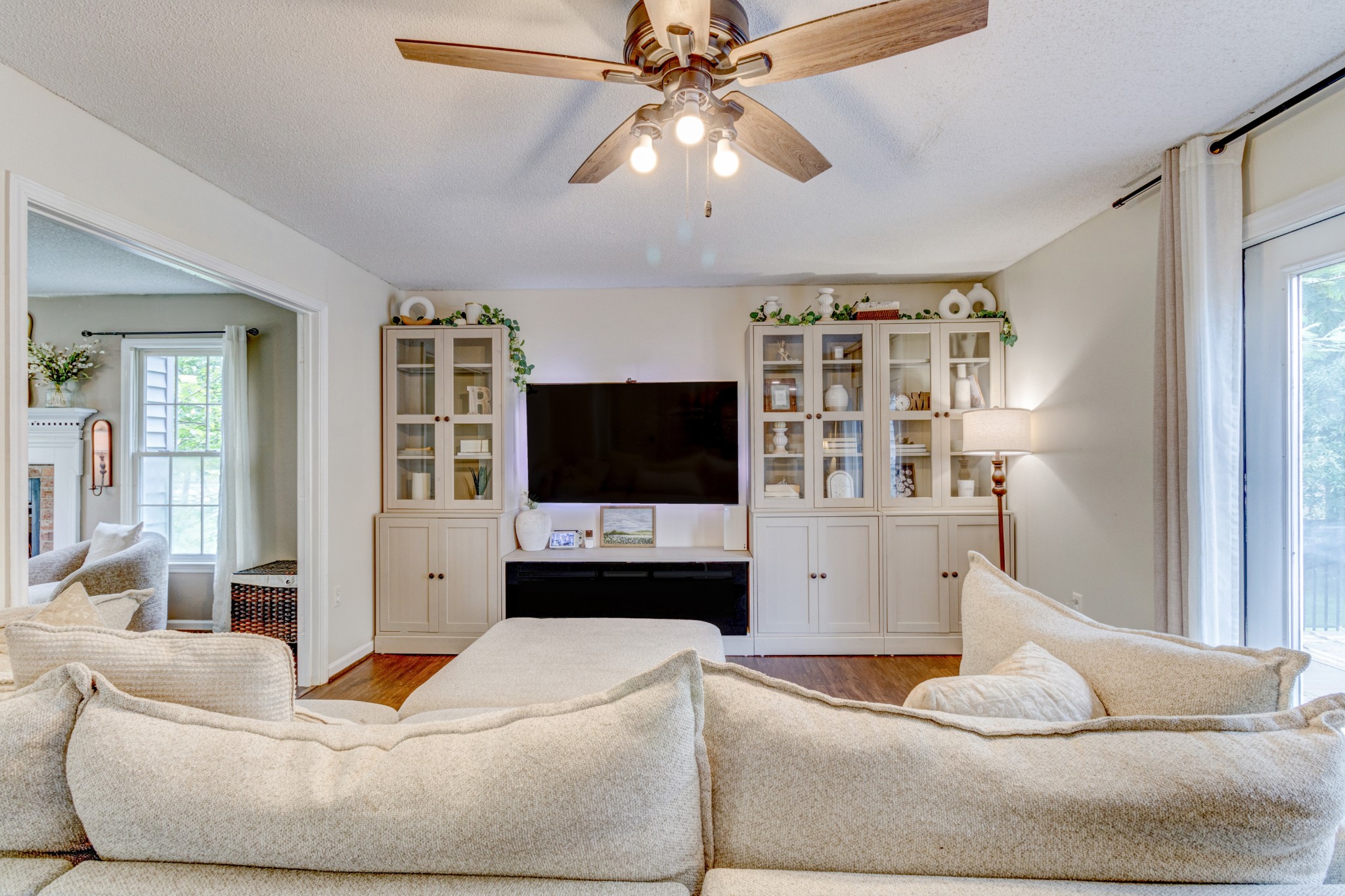 88 Chapel Road Tullahoma, TN 37388 - Photo 3 of 27 a living room with furniture and a flat screen tv