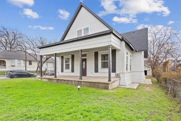 a front view of house with yard