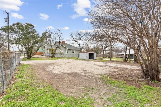 a view of a yard with a tree