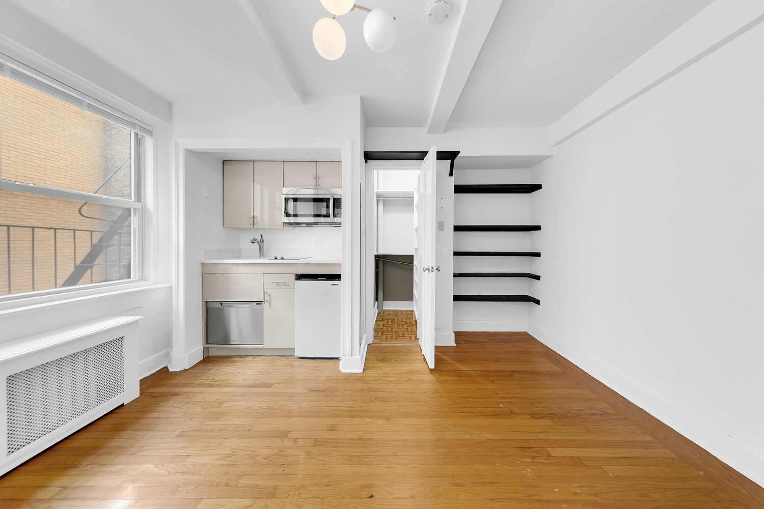 321 East 43rd Street, Unit 607 Manhattan, NY 10017 - Photo 2 of 8