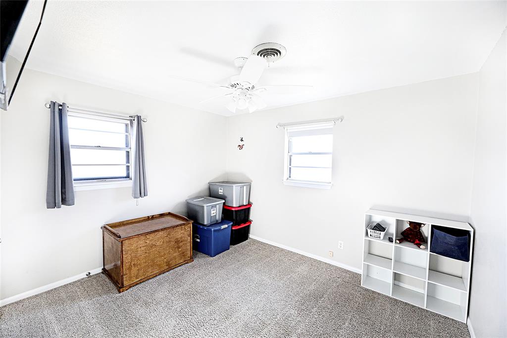 702 Decatur Street Bowie, TX 76230 - Photo 21 of 36 a living room with furniture and window