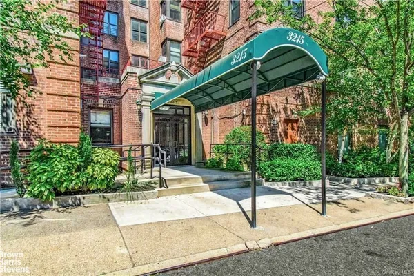 $299,999 | 3215 Netherland Avenue, Unit 1C | Central Riverdale