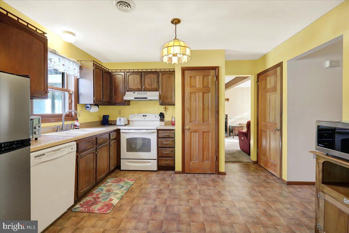 3295 Reedy Road Sinking Spring, PA 19608 - Photo 10 of 48