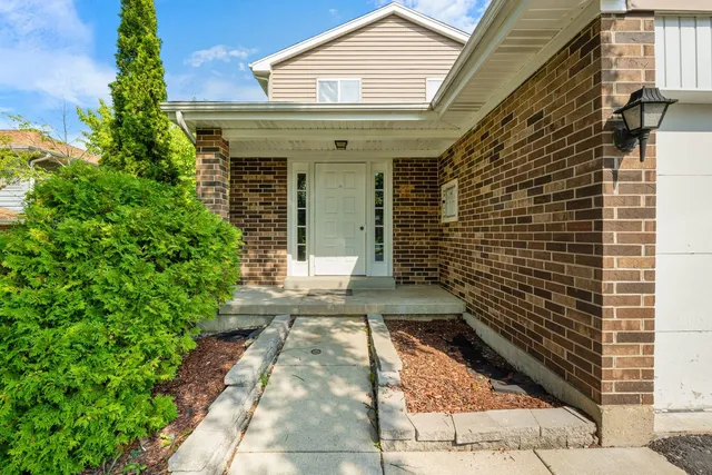$2,250 | 35 Terry Drive, Unit D, Roselle, IL 60172