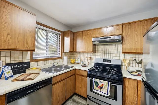 $2,250 | 35 Terry Drive, Unit D, Roselle, IL 60172