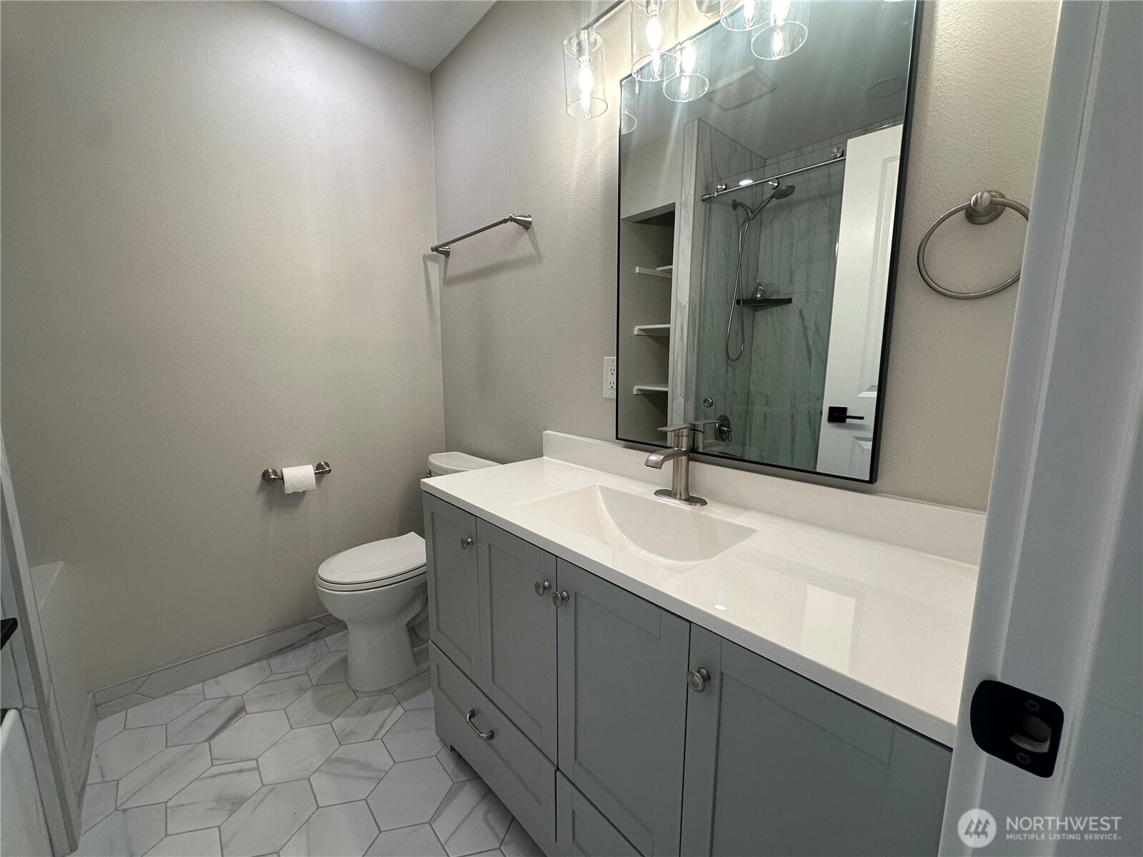 125 Foxglove Terrace Longview, WA 98632 - Photo 12 of 20 a bathroom with a toilet sink and mirror