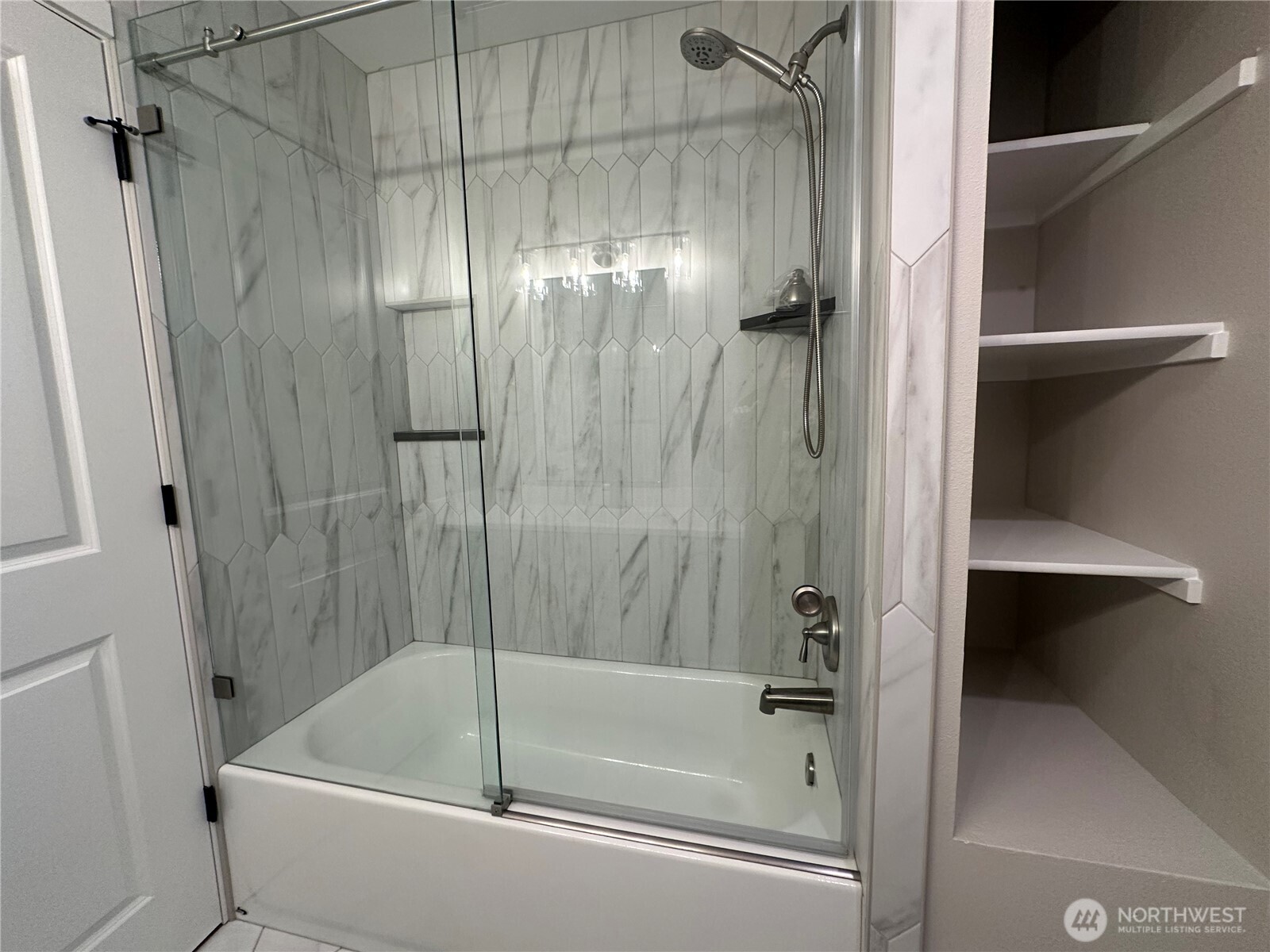 125 Foxglove Terrace Longview, WA 98632 - Photo 13 of 20 a bathroom with a bathtub