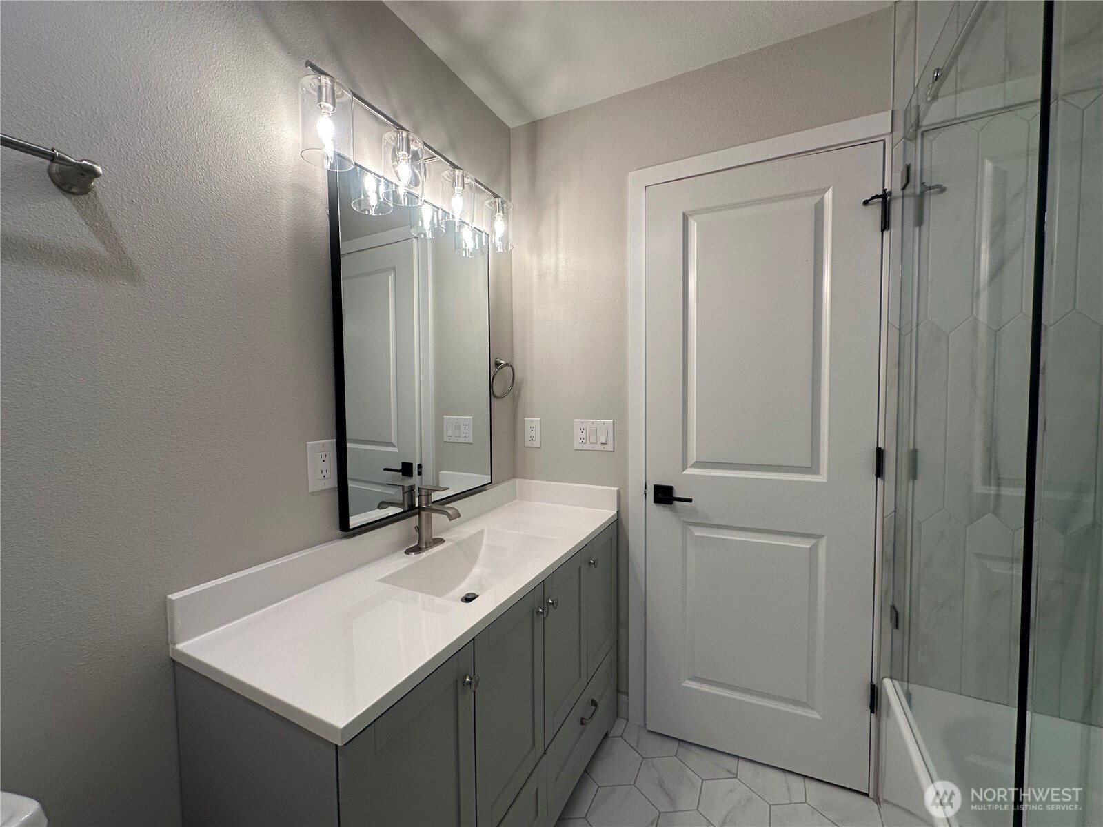 125 Foxglove Terrace Longview, WA 98632 - Photo 14 of 20 a bathroom with a sink and a mirror