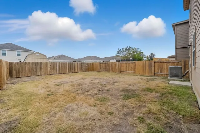 a view of a backyard