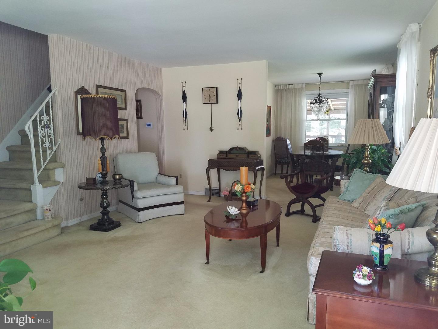 464 Larchwood Road Springfield, PA 19064 - Photo 3 of 18 Living Room